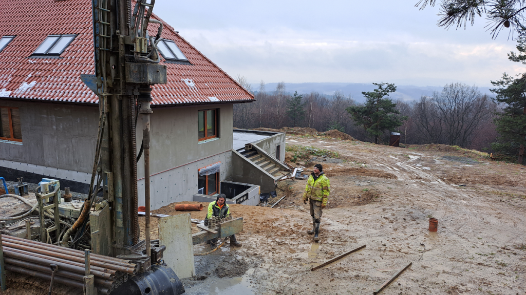 budowa studni głębinowej obok domu jednorodzinnego