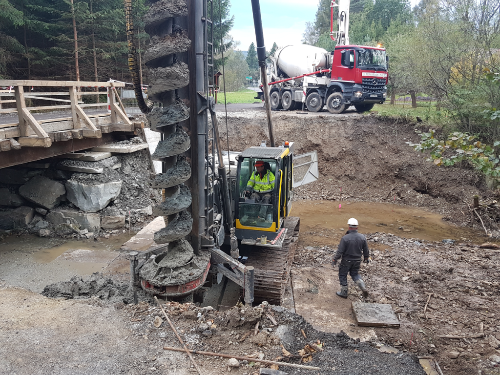 wiercenie w ziemi specjalistyczną maszyną