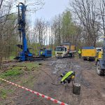 wiercenie studni głębinowej przy lesie