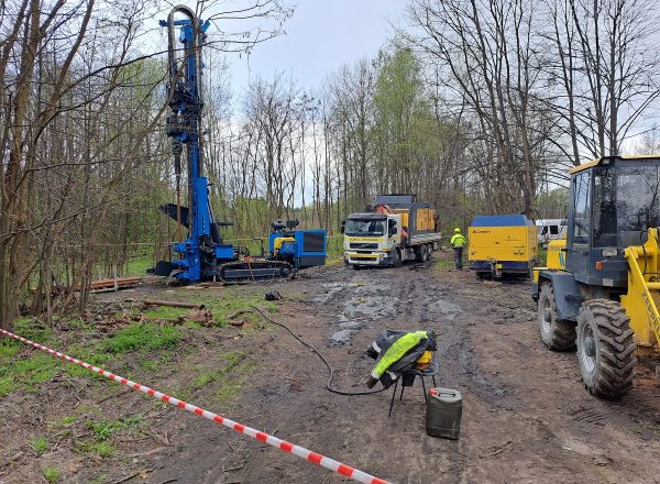 wiercenie studni głębinowej przy lesie